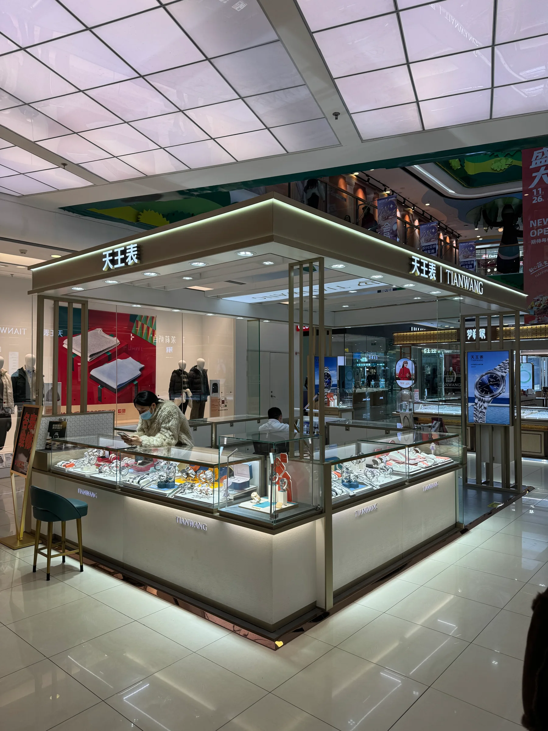 天王表手表专柜侧面柜台与灯光展示