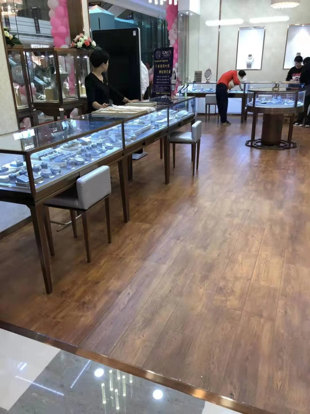 浙江未诺珠宝营业中柜台陈列实拍
