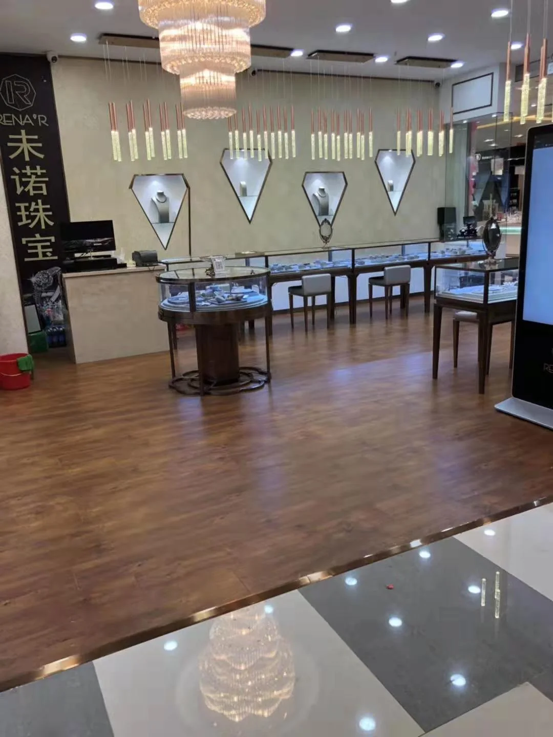 浙江未诺珠宝店内整体柜台布局