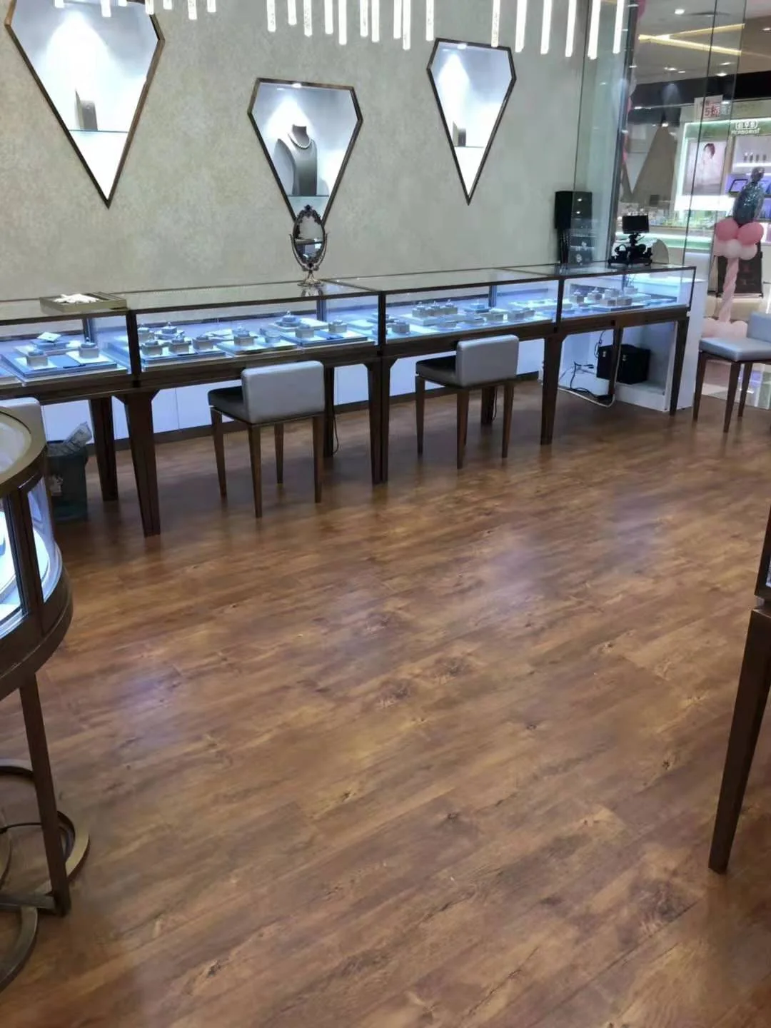 浙江未诺珠宝靠墙低柜与灯光陈列
