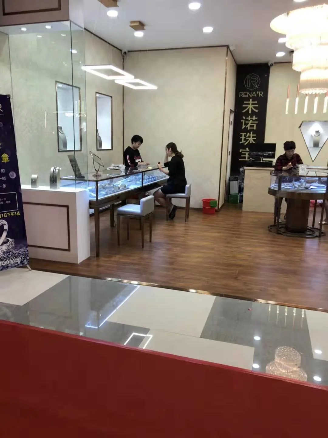浙江未诺珠宝客户洽谈与销售场景