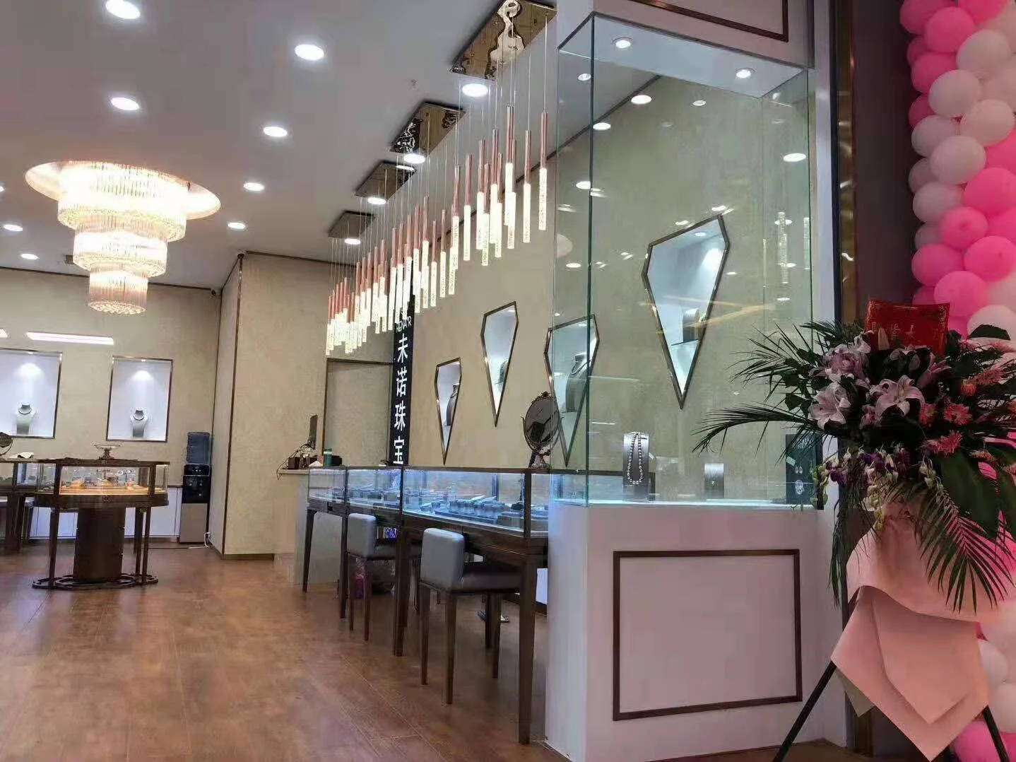 浙江未诺珠宝店内靠墙展柜与吊灯实拍
