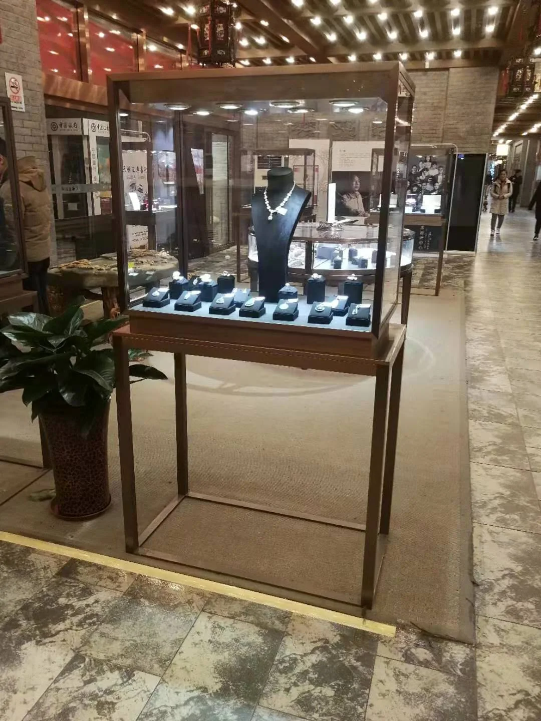 浙江未诺珠宝单体展示柜商场陈列