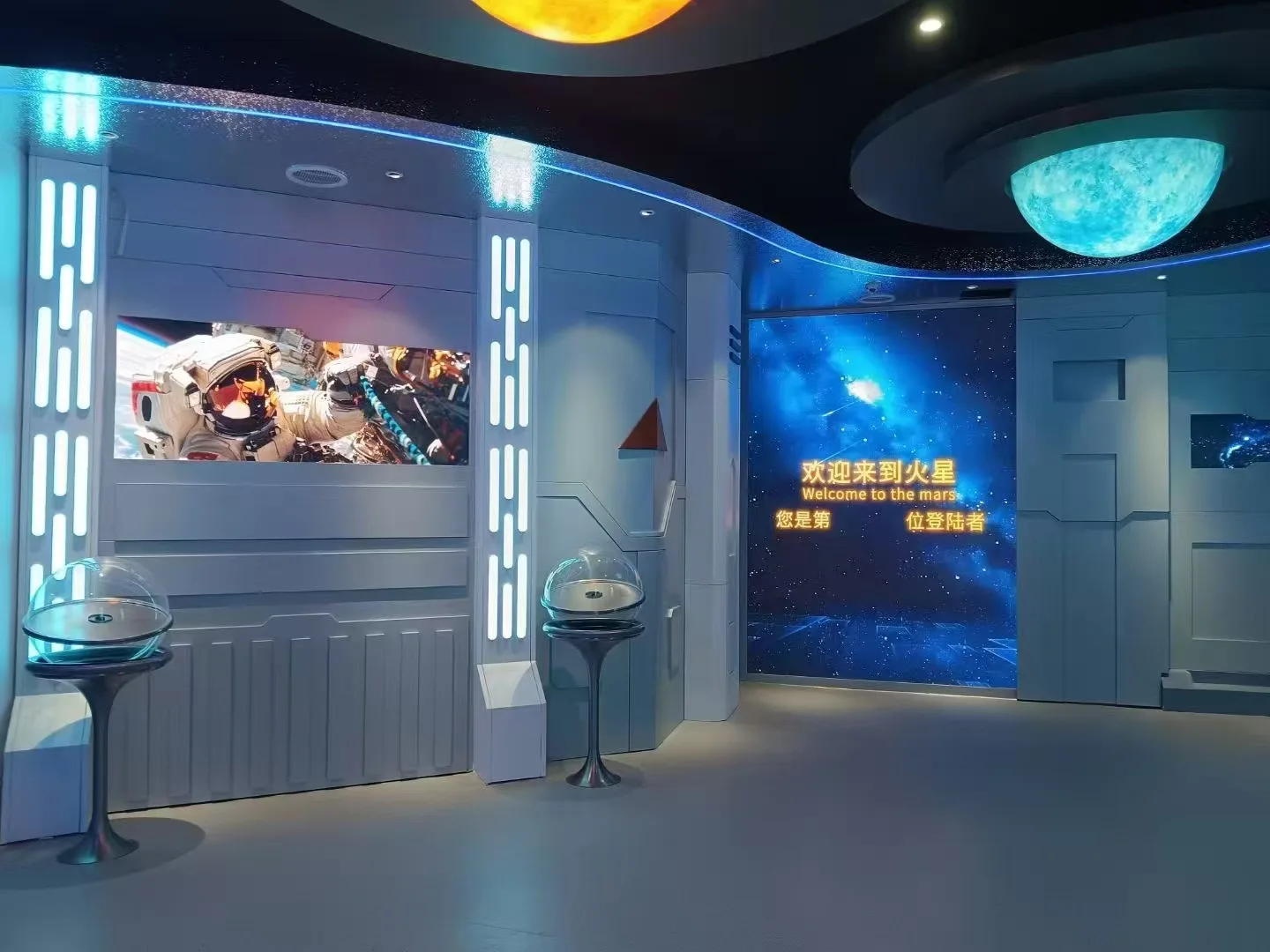 蓝色展厅圆罩展示柜和背景墙实拍