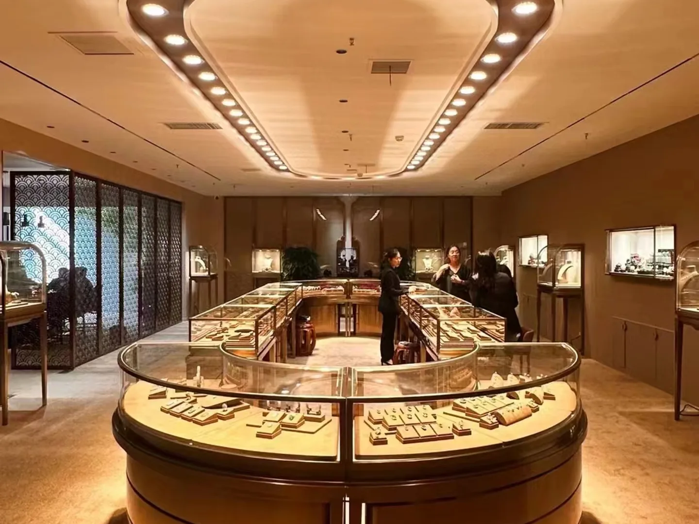 珠宝店顾客接待区和展示柜实拍