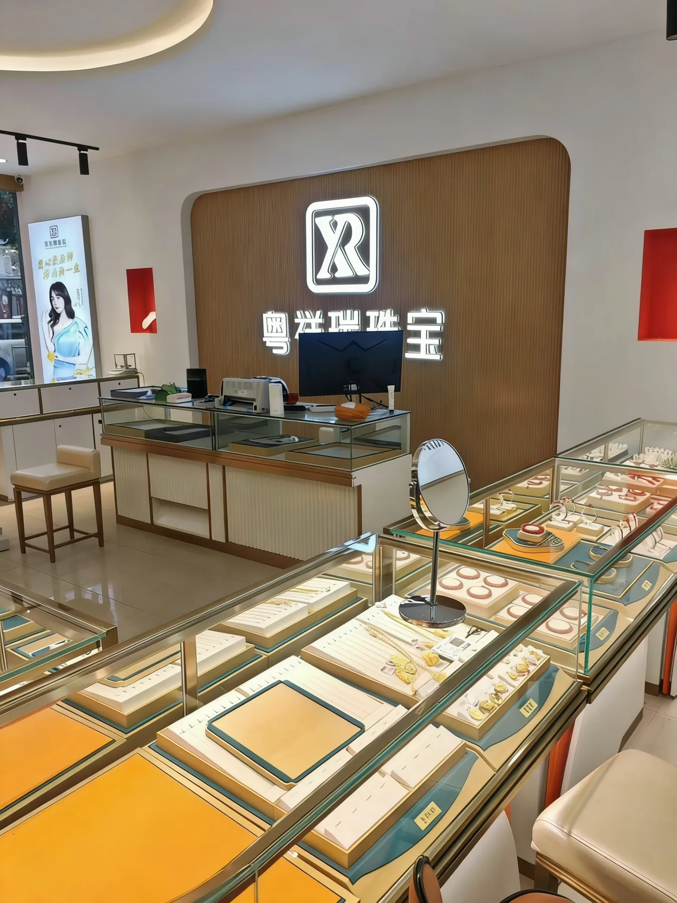 粤兴瑞珠宝店不锈钢展示柜实拍