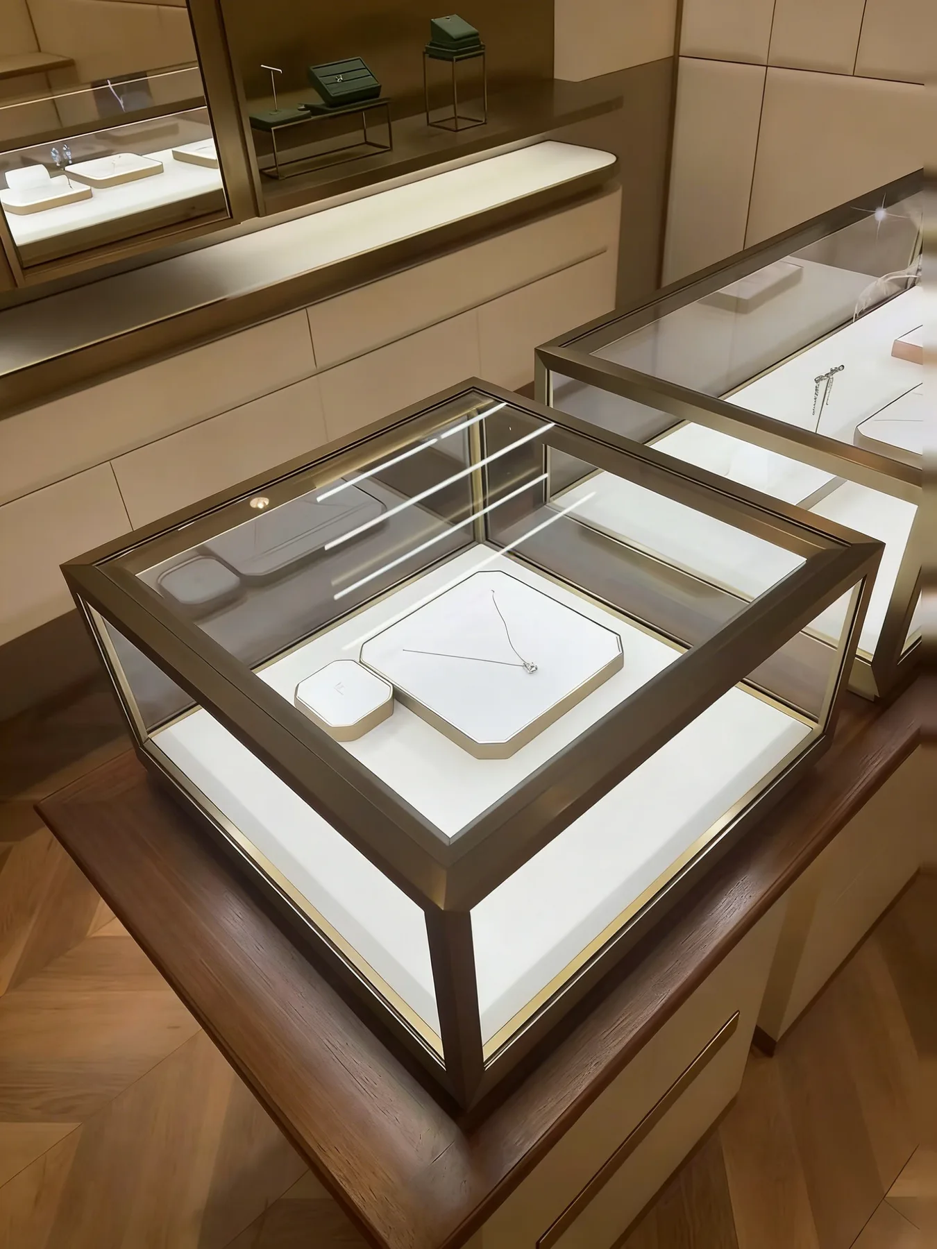 方形玻璃珠宝展柜近景实拍