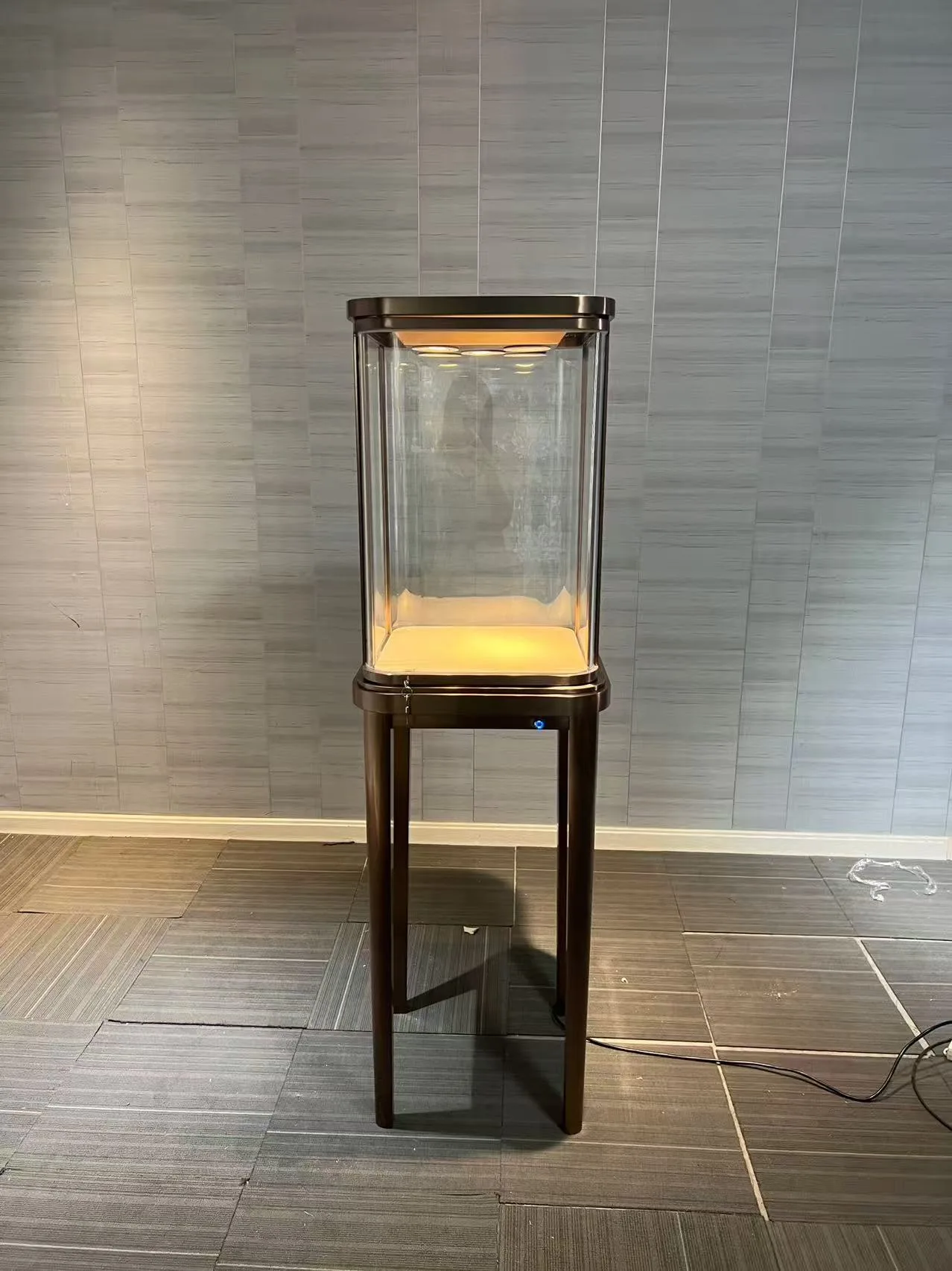 高脚圆玻璃珠宝展示柜实拍