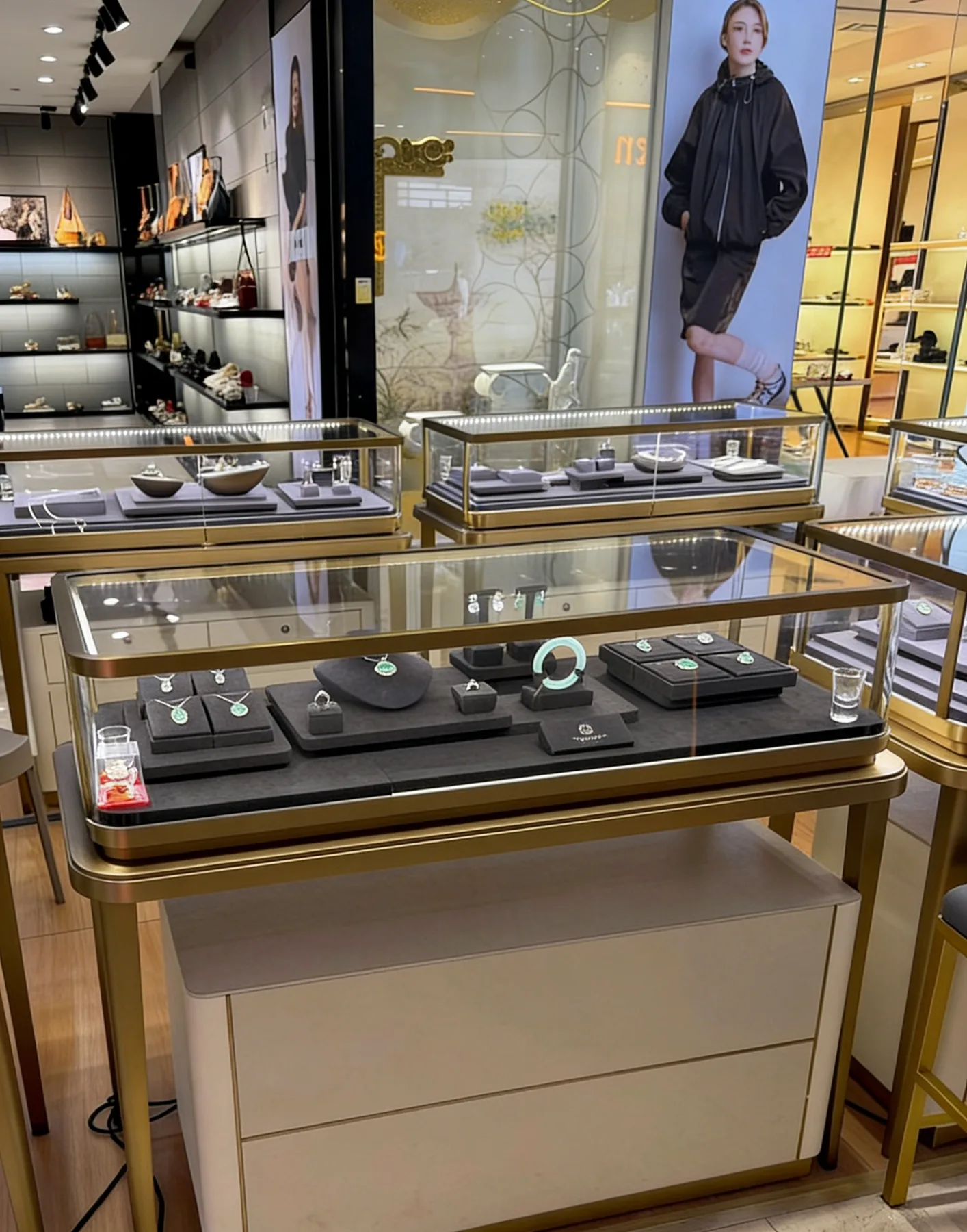 黄金色不锈钢珠宝低柜门店实拍