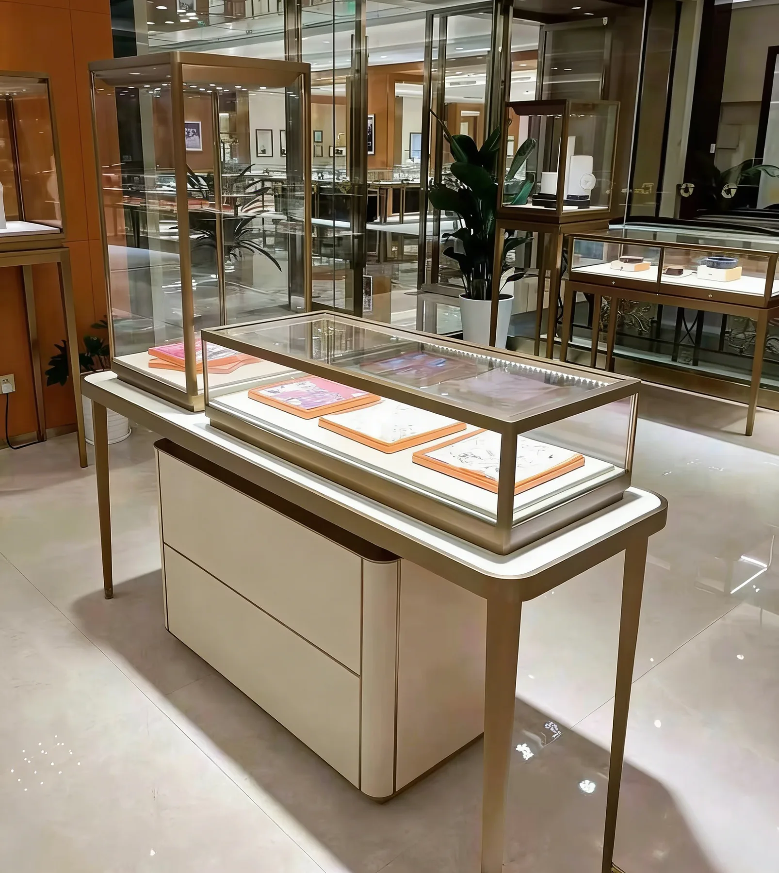 中岛珠宝柜和高柜组合门店实拍